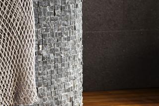 Nowoczesna łazienka z dekoracyjną, kamienną mozaiką