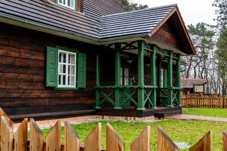 Zmodernizowana zabytkowa leśniczówka przy ul. Rydzowej w Warszawie