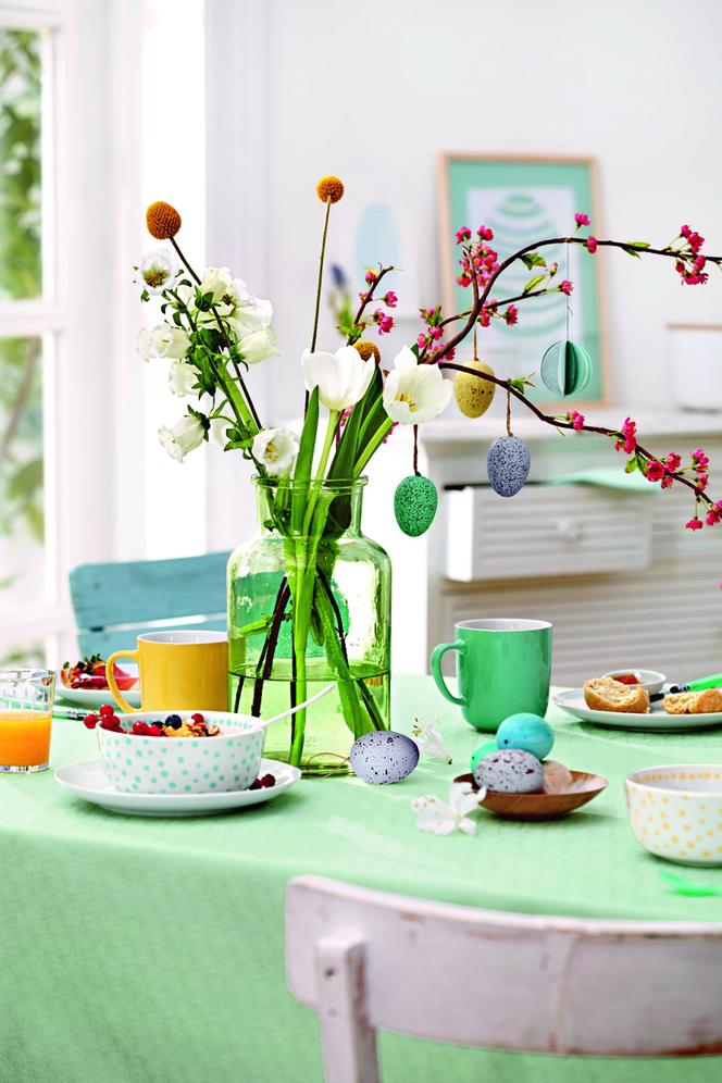 Wielkanocny stół pięknie nakryty - nieoczywiste naczynia