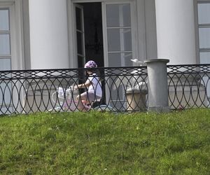 Kasia Nawrocka czuje się już w Belwederze jak u siebie! Przemieszcza się na rowerku!