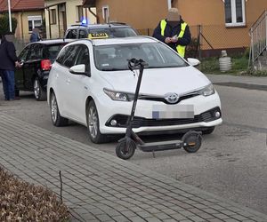 Nastolatki uderzyły w drzwi.