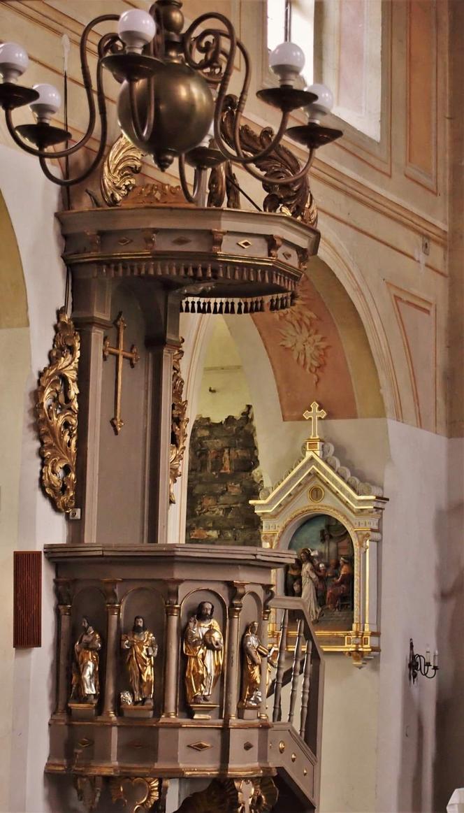 Zabytkowa ambona w nieszawskim kościele