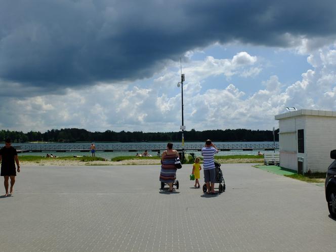 Jezioro Białe budzi się powoli. Upał, a ludzi jak na lekarst