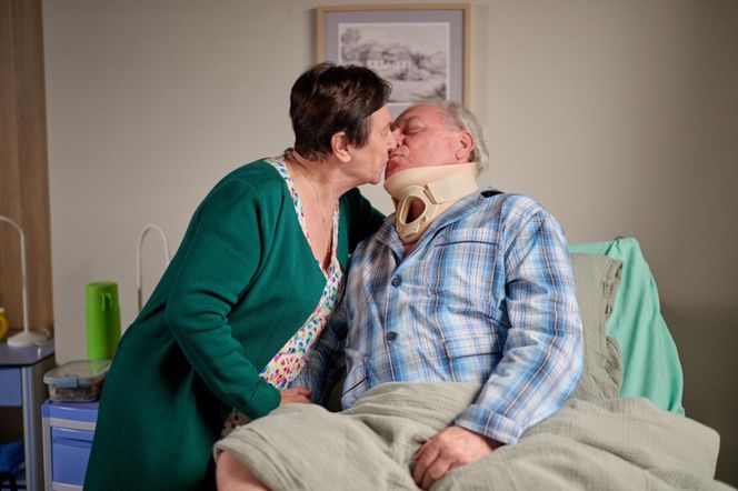 Na Wspólnej, odc. 4065. Helena (Małgorzata Peczyńska), Zbigniew Sokół (Wiesław Cichy)