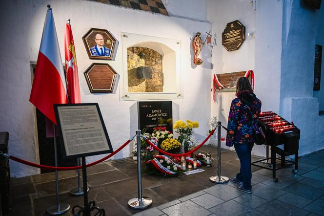 Przejmujący widok przy grobie Pawła Adamowicza. Zdjęcia z bazyliki Mariackiej