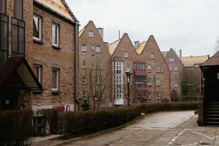 Osiedle Nad Jamną - zdjęcia. Zobacz wyjątkowe osiedle z wielkiej płyty; stoi pod Katowicami