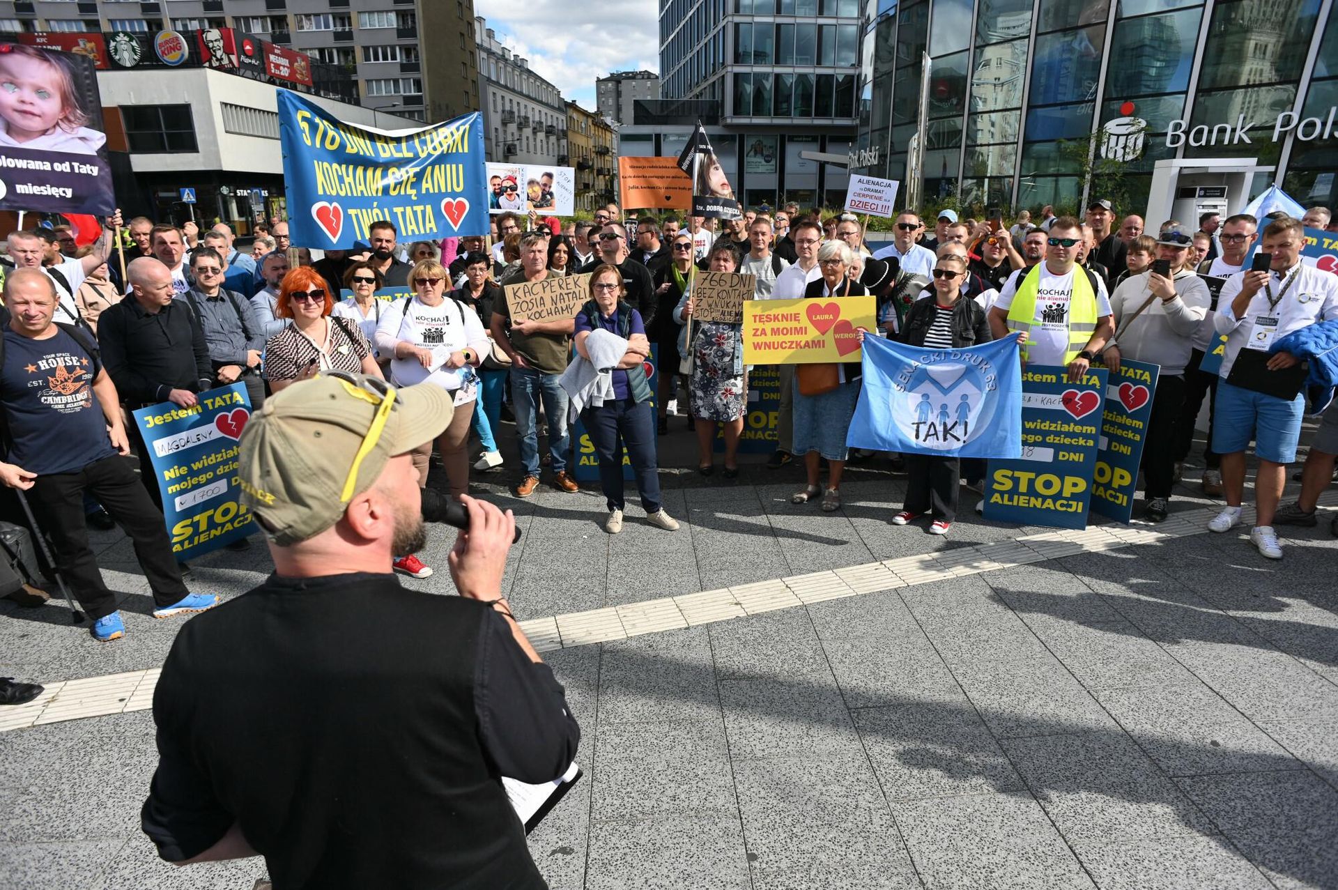 protest-przeciw-alienacji-rodzicielskiej-na-ulicach-warszawy-nie