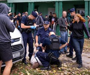 Chaos na Osiedlu Przyjaźń. Policja zatrzymała mieszkańca domku. „Wyciągnęli go siłą”