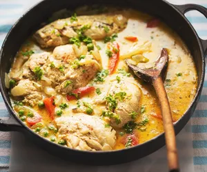 Filety z kurczaka w kremowym sosie kokosowo-cytrynowym. Szybki obiad, który poprawia humor