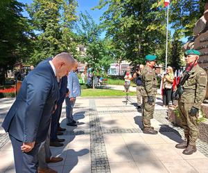 Na Skwerze Niepodległości w Siedlcach można było wysłuchać okolicznościowych przemówień i Apelu Pamięci Oręża Polskiego