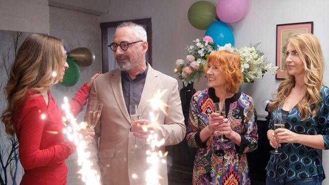 M jak miłość odc. 1872. Sylwia (Hanna Turnau), Adam Werner (Jacek Kopczyński), pani Ola (Ewa Kolasińska), Viola (Magdalena Waligórska)