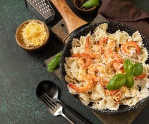 Aromatyczna sałatka makaronowa z krewetkami. Przygotujesz ją w kilka minut