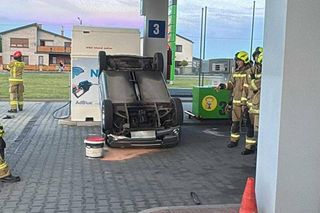 Kolizja na stacji paliw w Krobi. Osobówka przewróciła czterokołowiec