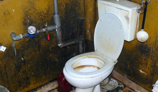 Zdewastowane mieszkania komunalne w Katowicach