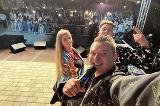 Mr Sebii śpiewał z Gosią Andrzejewicz, a teraz zaskakuje szczerością: „Gram nawet na stypach”! 