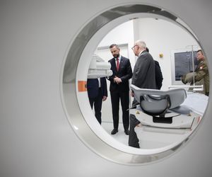 Nowoczesny tomograf w krakowskim szpitalu wojskowym. Sprzęt z funduszy KPO zaprezentował szef MON