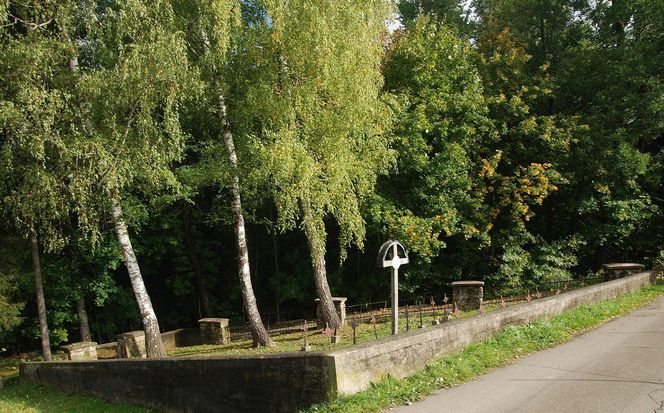 To najsławniejsza wieś w Małopolsce. Legenda głosi, że w miejscowym dworze zamieszkały diabły