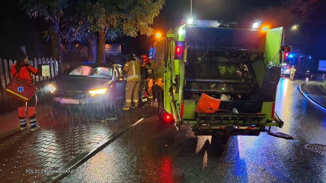 Kościelisko. Kraksa śmieciarki z osobówką. Skoda wylądowała na płocie posesji