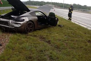 Piękne porsche uderzyło w bariery! Niebezpieczny wypadek koło Kościana