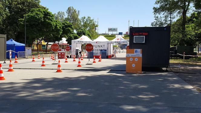 Drive-thru w Lesznie. Na darmowe badania zapisało się ponad 500 osób