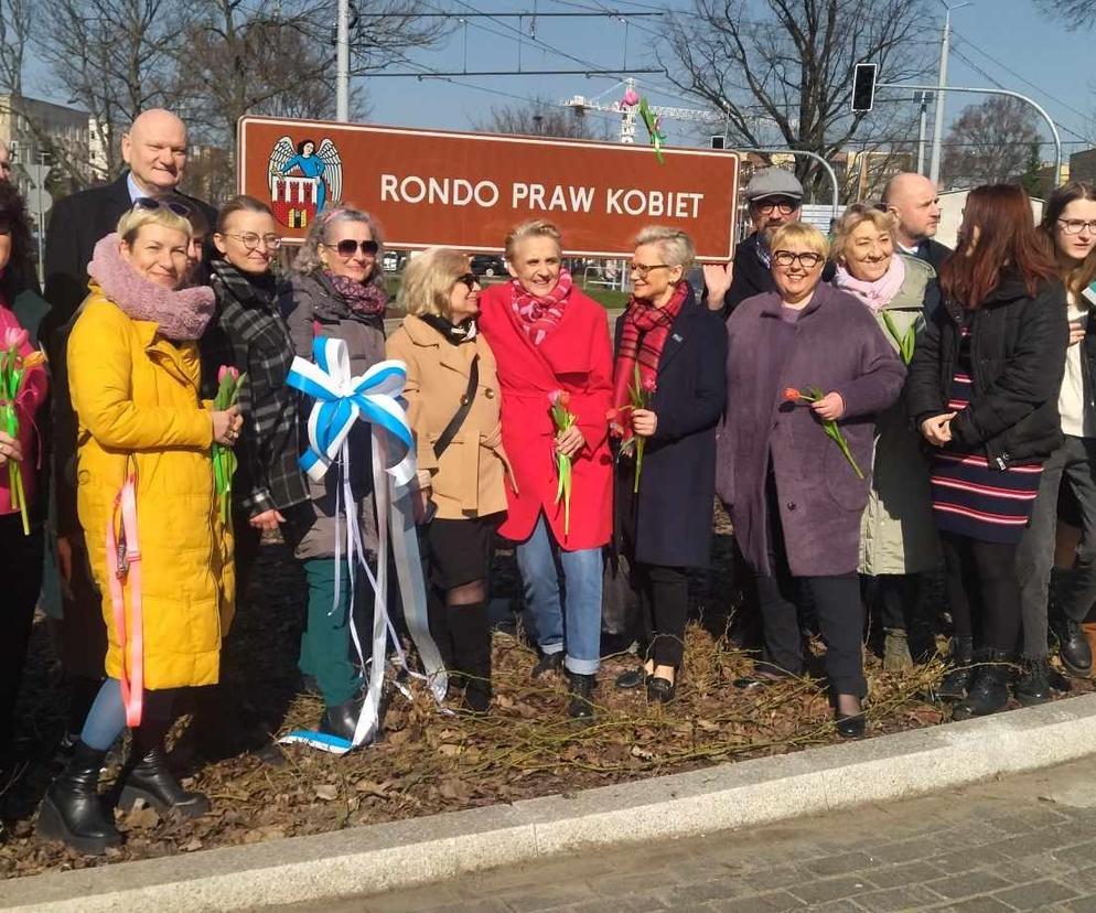 Rondo Praw Kobiet uroczyście otwarte w Toruniu. Prezent na 8 marca