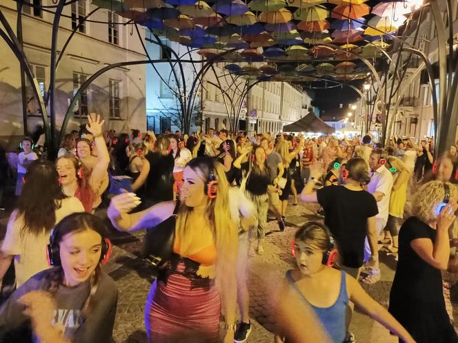 Białystok. Silent Disco pod parasolkami