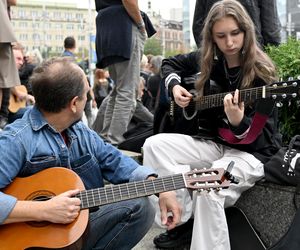 Gitarowe granie z zespołem Dżem na Rynku w Katowicach