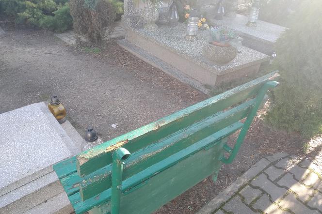 Ławek przy grobach na gorzowskim cmentarzu nie brakuje. 