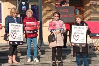 „Rząd przygotowuje sobie ciemnotę, którą łatwiej rządzić”. #Kartka do Czarnka w Rzeszowie. 