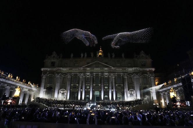 Tysiące dronów nad Bazyliką św. Piotra! Zobacz, co stało się w Watykanie