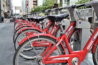 Koniec zakazu korzystania z rowerów miejskich? Prezydent Warszawy apeluje do rządu 