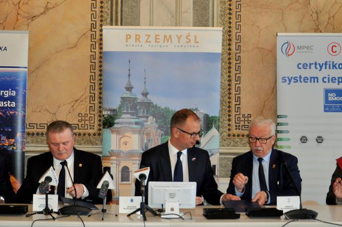 Prezydent Wojciech Bakun podpisuje porozumienie ws. budowy elektrociepłowni