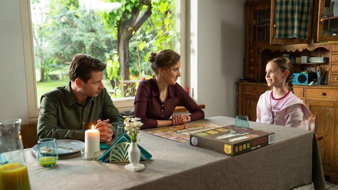 M jak miłość odc. 1886. Hania (Wiktoria Basik), Natalka (Dominika Suchecka), Adam Karski (Patryk Szwichtenberg)