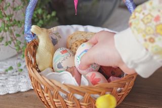 Koszyczek wielkanocny dla dzieci: Co włożyć, by tradycji stało się zadość?