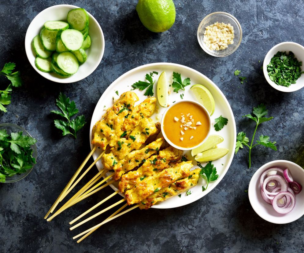 Kurczak satay w wersji domowej – przepyszne szaszłyki z orzechowym sosem