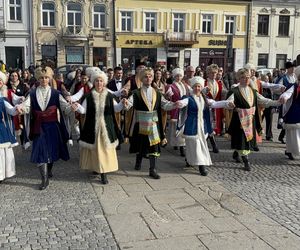 Maturzyści z Nowego Sącza zatańczyli poloneza na Rynku 