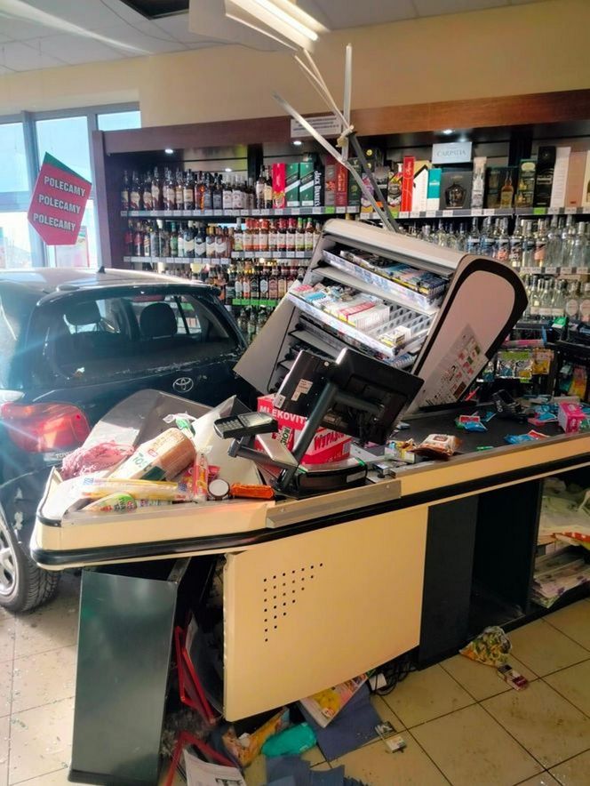 85-latek wjechał toyotą do sklepu. Kasjerka w szpitalu. Wypadek pod Kościanem [ZDJĘCIA]