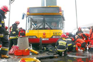 Wypadek w Warszawie. Rozpędzony autobus 109 zmasakrował cztery osoby!
