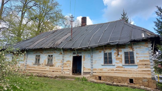 Zabytkowa chałupa powstała jeszcze za cesarza Franciszka Józefa. Drogowcy musieli ją przenieść w inne miejsce