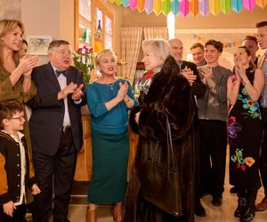 Na Wspólnej, odc. 4000. Maria (Bożena Dykiel), Włodek (Mieczysław Hryniewicz), Roża (Halina Rasiakówna), Darek (Michał Mikołajczak), Franek (Nathan Czyżewski), Kasia (Julia Chatys), Roman (Waldemar Obłoza), Igor (Jakub Wesołowski), Żaneta (Anna Guzik)