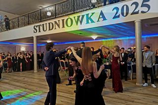 Dwa polonezy na studniówce bydgoskiej Handlówki. W jednym pomogli nauczyciele