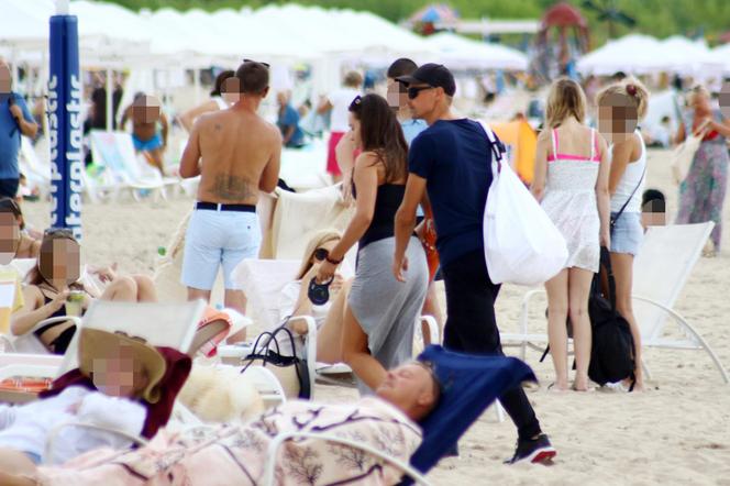 Piotr Żyła i Marcelina Ziętek na plaży