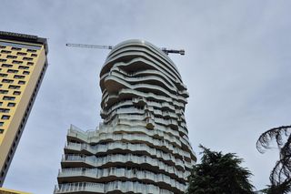 Uszy narodowego bohatera zacieniły balkony mieszkań. 85-metrowa „głowa pełna marzeń” wyrosła na gruzach starych willi