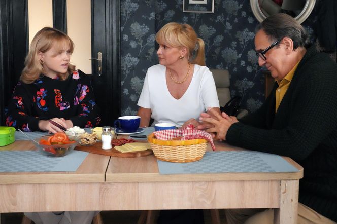 Barwy szczęścia, odc. 3153: Jerzy (Bronisław Wrocławski), Małgorzata (Adrianna Biedrzyńska), Emilka (Jessica Frankiewicz) 