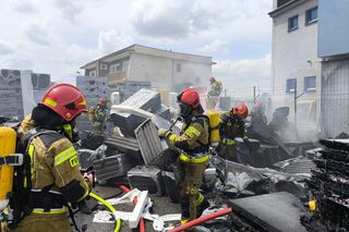 Pożar w składzie budowlanym w Tarnowie. Na miejscu pracuje ponad 40 strażaków