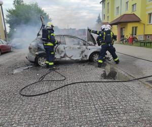 Pożar osobówki w Solcu Kujawskim! Z auta niewiele zostało [ZDJĘCIA]