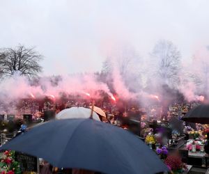 Kibice GKS-u Katowice odpalili race na pogrzebie Jana Furtoka. Ważna symbolika, tak oddali hołd i pożegnali legendę klubu