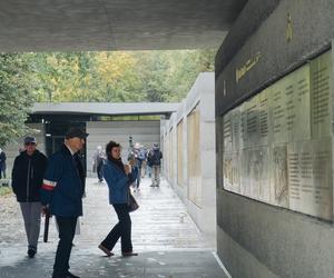 Otwarto Izbę Pamięci przy Cmentarzu Powstańców Warszawy. To nowa realizacja pracowni Bujnowski Architekci