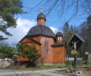 Ten drewniany kościół jest perłą na mapie Małopolski. Kiedyś parafianie nie mogli się w nim modlić [GALERIA]