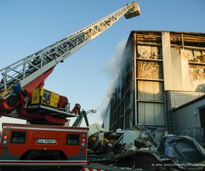  Kawle. Pożar zakładu przetwórstwa drobiowego. 120 strażaków walczy z żywiołem w czwartek, 14 sierpnia. Jeden z nich zaginął [ZDJĘCIA]